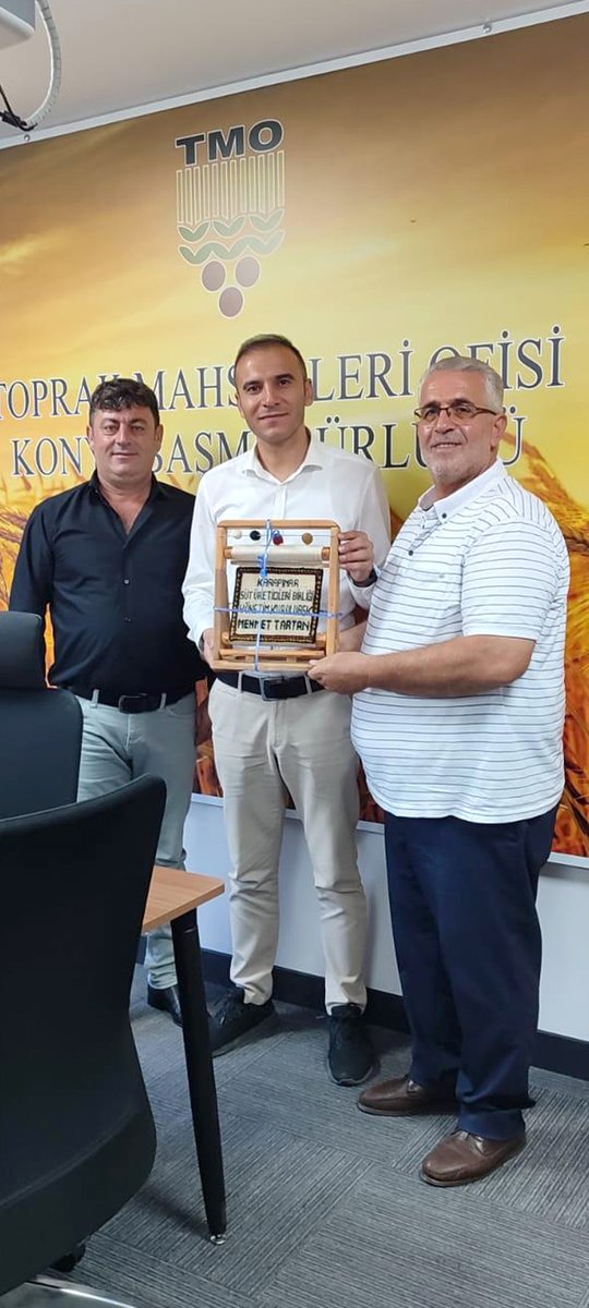 Karapınar Süt Üreticileri Birliği Yönetim Kurulu Başkanımız Mehmet TARTAN, Yönetim Kurulu Başkan Yardımcımız Ali ŞENYURT,TMO Konya Başmüdürlüğü görevine atanan Mehmet BARLAK'ı makamında ziyarette bulundu.Kendilerine ,yeni görevinde başarılar dileriz.