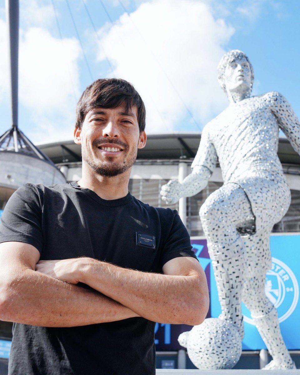 cityreport_'s tweet image. David Silva: “I miss playing for #ManCity. It&apos;s my club. I spent ten years of my life there, I have very good memories. I went back to Manchester with Real Sociedad last season, when we played United at Old Trafford and won 1-0. I want to go back with my family, maybe next year.”