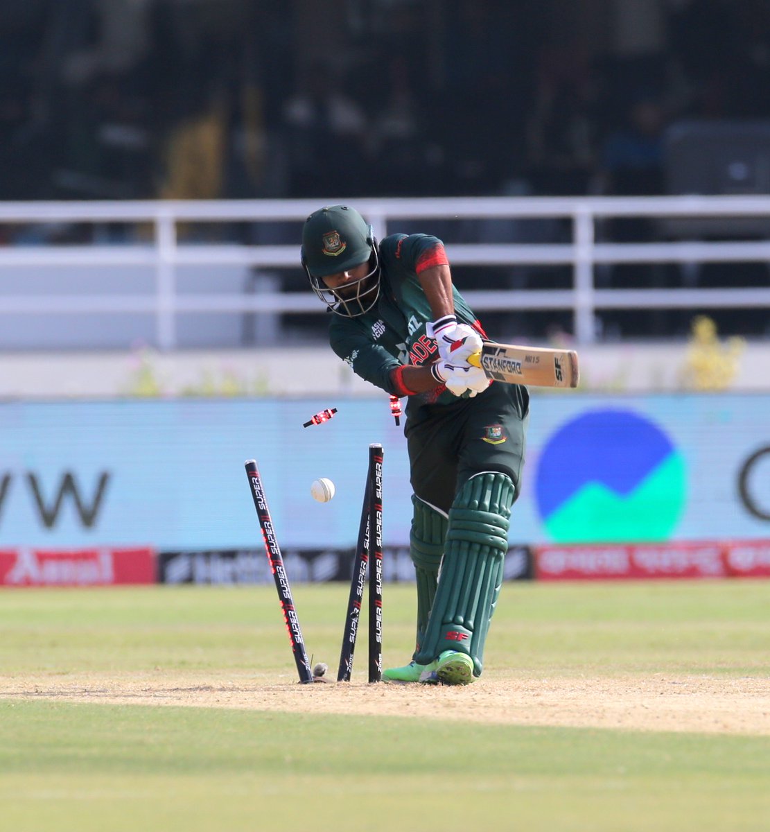 SportsExprress's tweet photo. Pakistan's fiery pace assault takes control within the opening 1️⃣0️⃣ overs! 🔥

Bangladesh's top-order crumbles under the relentless attack, struggling at 64-4 💥🏏

#PAKvBAN | #AsiaCup23 | #BackTheBoysInGreen | #PakistanCricket | #BCB https://t.co/iDDcMoIrFI