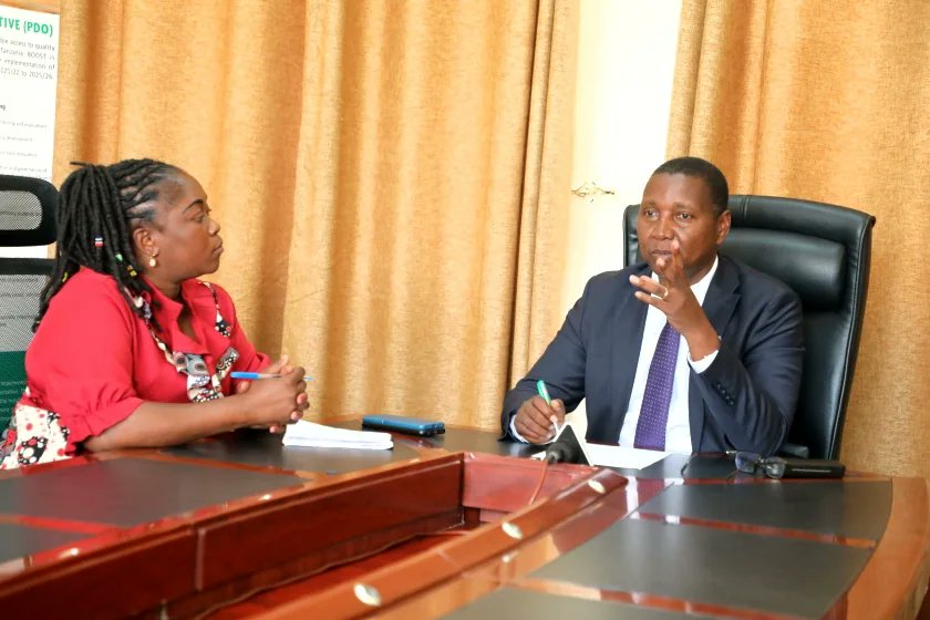 wizara_elimuTz's tweet photo. Hakuna nchi yoyote duniani inaweza kuendelea bila kufanya uwekezaji katika Sayansi na Teknolojia, Hisabati ni roho ya masomo hayo na kama tunataka kuandaa kizazi chenye Wataalam mahiri, lazima tuwe na ufaulu mzuri wa Sayansi na Hisabati.
Prof. Mkenda
#KikaonaWaandishi-Dodoma https://t.co/kLR8jbBtdg