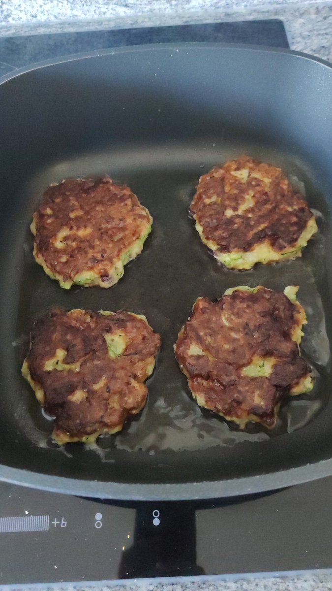 #Mittagstisch war heute wieder lecker. Macht nur Recht schnell sehr satt🫣 #zucchinipuffer