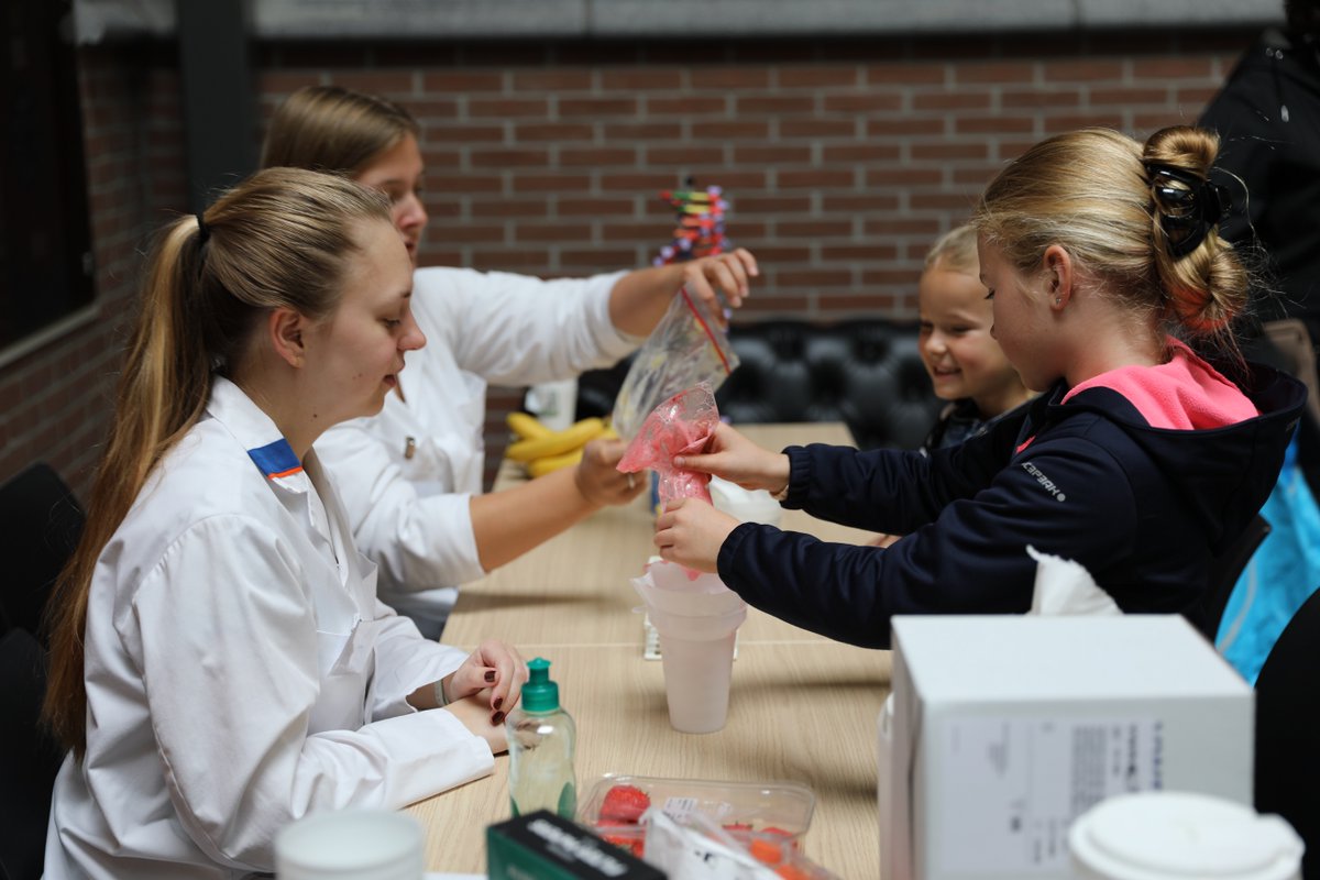 Wil je graag eens een keer een kijkje nemen in de wereld van de wetenschap en technologie? Kom dan langs tijdens Zpannend Zernike, oa in het UMCG en op #ZernikeCampus op 30 september en 1 oktober! campus.groningen.nl/events/zpannen… #ZpannendZernike