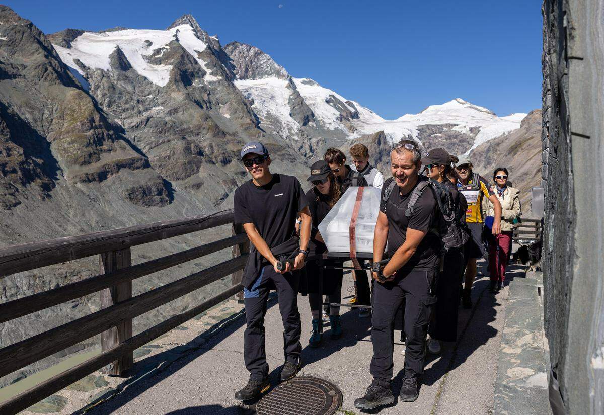 subfossilguy's tweet photo. Yesterday another 'glacier funeral' ceremony took place. This time to alert on the fact that #Pasterze, largest Austrian remaining glacier, is about to lose connection to its accumulation area ❄️
The tongue is turning into a dead-ice body which is going to melt even faster 🔥
1/ https://t.co/lygoK0tAQi