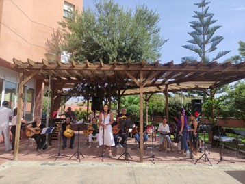 CpspmM's tweet photo. Los residentes participan en la cena de Feria en el Hotel Melilla Puerto.  Hoy reciben a la Escuela de Flamenco y realizan la tradicional paella para todo el personal y nuestro mayores. 💃💃🕺🕺 https://t.co/LNwWHuWUTY
