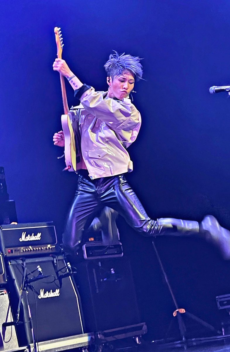 XxW_666_WxX's tweet photo. MIYAVIがカッコよすぎて
マジびびった

#miyavi 
#dogster 
#iPhone撮影 https://t.co/NWcOXuJNuG