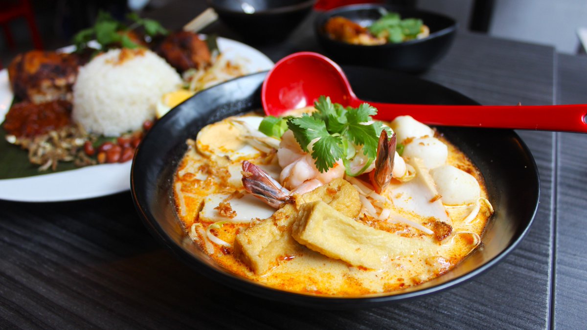 In een zijstraat van de West-Kruiskade schuilt Kampong Express. Dit eettentje loop je zo voorbij als je niet weet dat het er zit, maar vaste gasten weten deze Maleisische zaak al jaren te vinden. Dat is ook niet zo gek, want het eten is echte comfortfood &gt; debuik.nl/rotterdam/uit-…