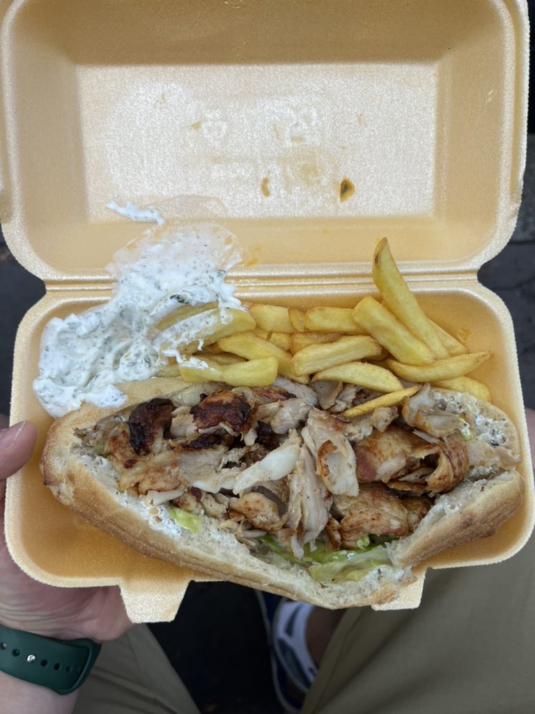 donerdrrn's tweet photo. The city of lights isn’t known for its “döner” (if I’m being generous) for good reason. 4/10 for New Antalya. Stick to crepes next time you’re in Paris. https://t.co/GEVATMpQqe