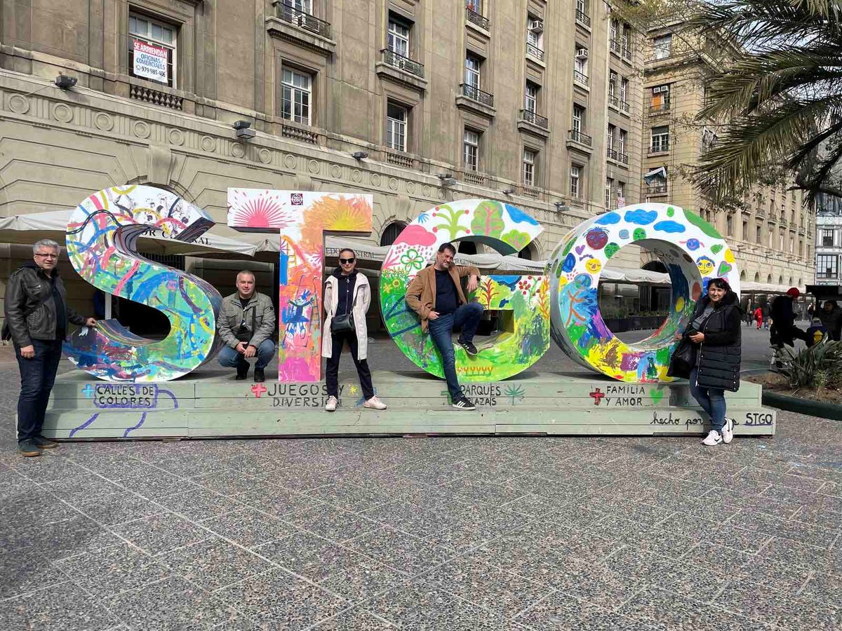 BeeConSel's tweet photo. Posing in Santiago de Chile 😎🤘 #Apimondia2023 https://t.co/bNWoxmdEJ5
