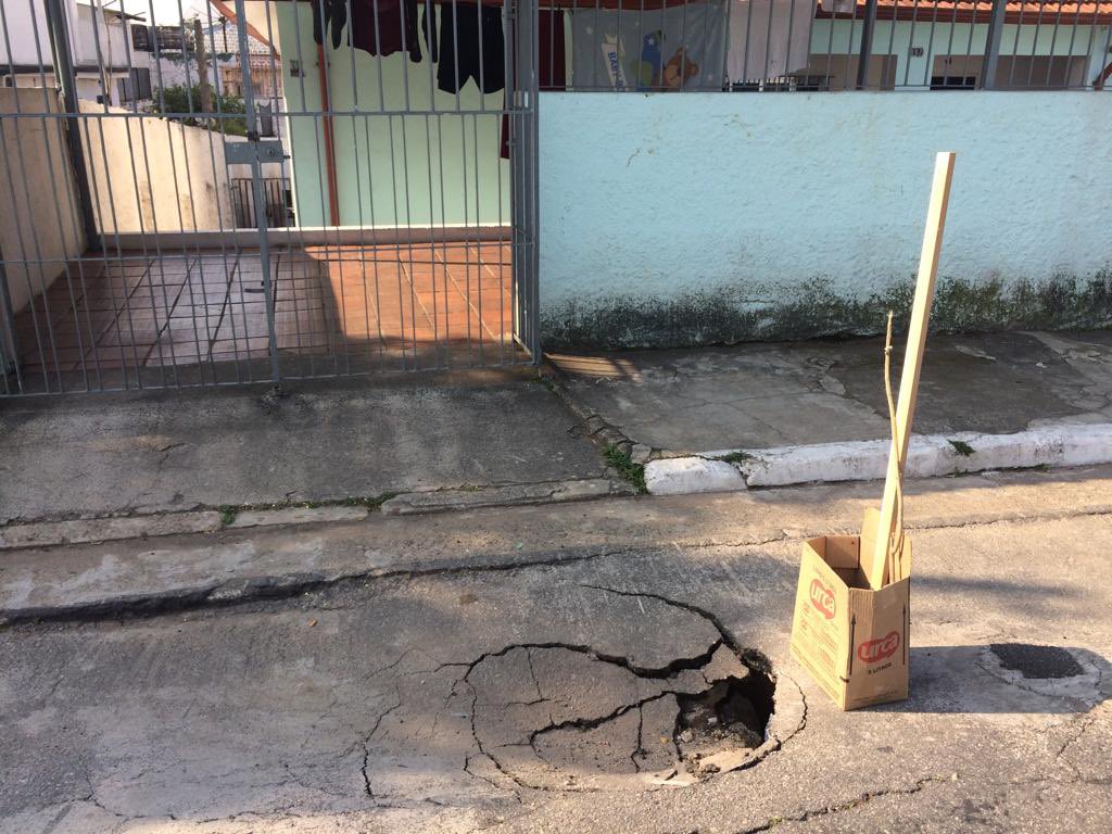 prigubiotti's tweet photo. Afundamento de solo na Rua Kobe, 892, Vila Maria. Morador impossibilitado de utilizar a garagem da sua casa. #BDSP #SP1 #SP2 https://t.co/id5wo1qjAk