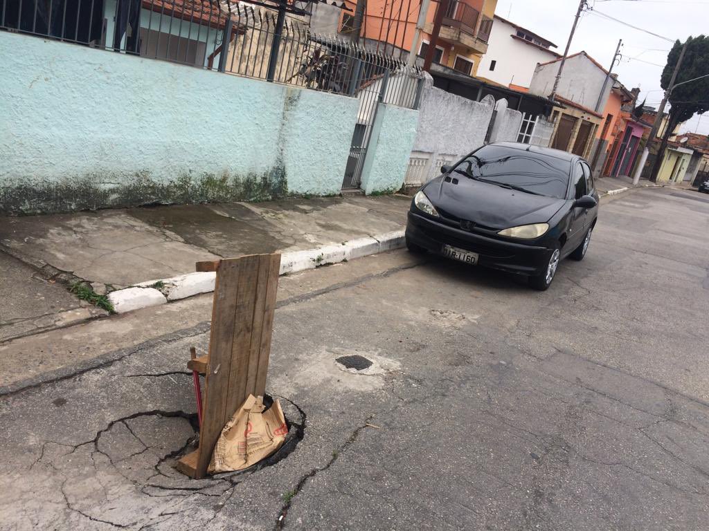 prigubiotti's tweet photo. Afundamento de solo na Rua Kobe, 892, Vila Maria. Morador impossibilitado de utilizar a garagem da sua casa. #BDSP #SP1 #SP2 https://t.co/id5wo1qjAk