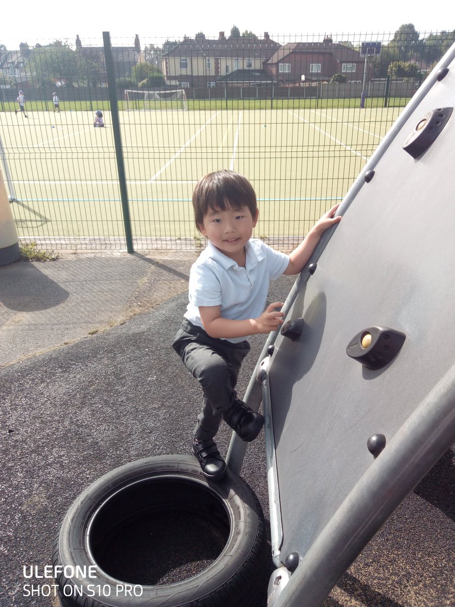 EdenhurstSchool's tweet photo. Reception are enjoying their first day at School today π! #EPSNurture #EPSInspire #EPSAchieve #EPSReception https://t.co/gjHY1L1KqW
