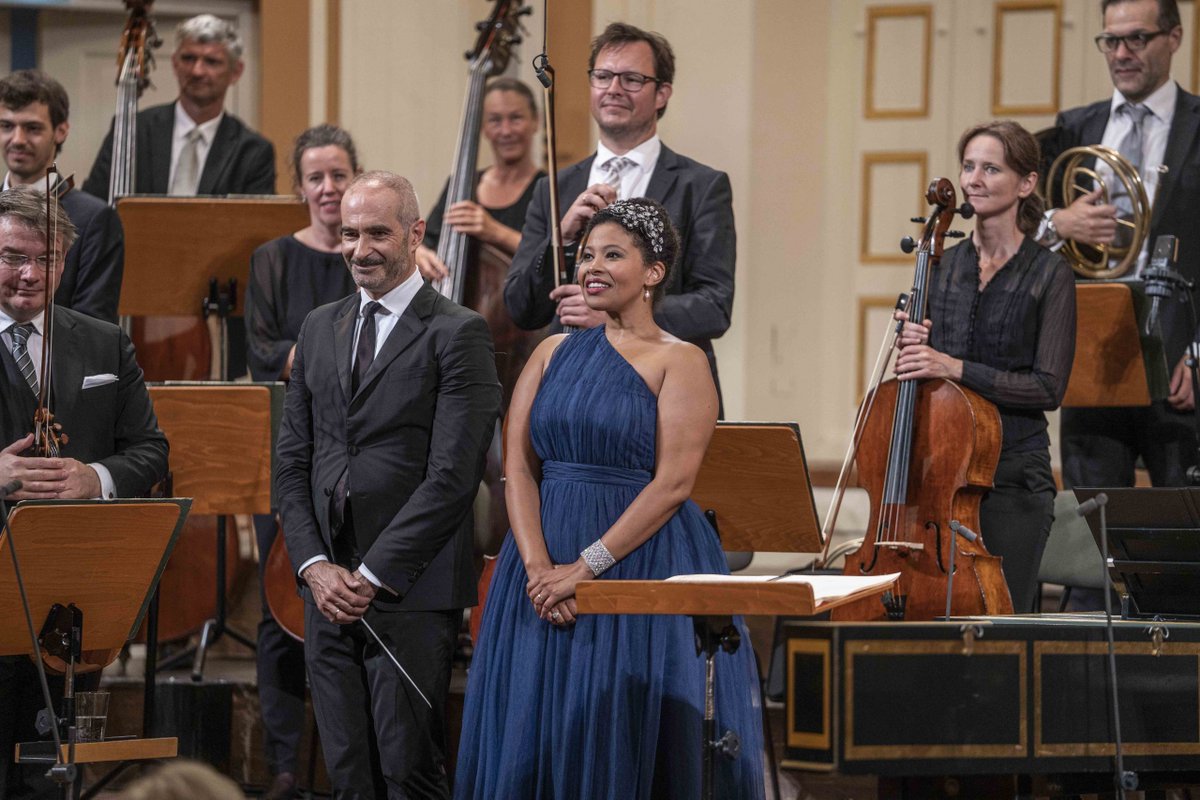 For exactly 20 more days, you can experience the Mozarteumorchester Salzburg together with star soprano Golda Schultz under the baton of Antonello Manacorda at a Mozart matinee. Here you can access the streaming: bit.ly/3jKs73t 📸 SF/ Marco Borrelli