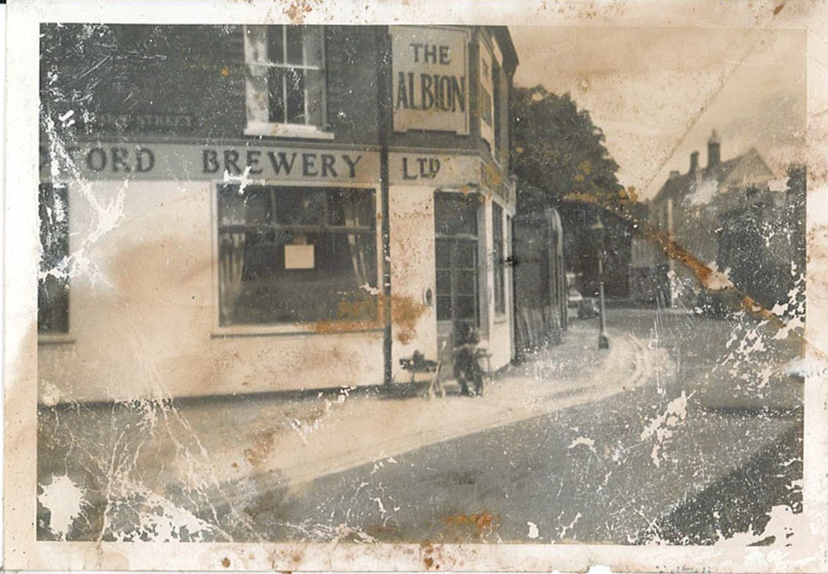 theabingdontaxi's tweet photo. at The Parish Centre today, local historian came in to talk to the daytime coffee and cake group. We had a nice chat about The Albion and #Oxford in the old days #closedpub, now long gone. “That’s me with my Dad in front of it,” I say, “around 56 years ago…” God rest his soul. https://t.co/NVJxyB9lFg