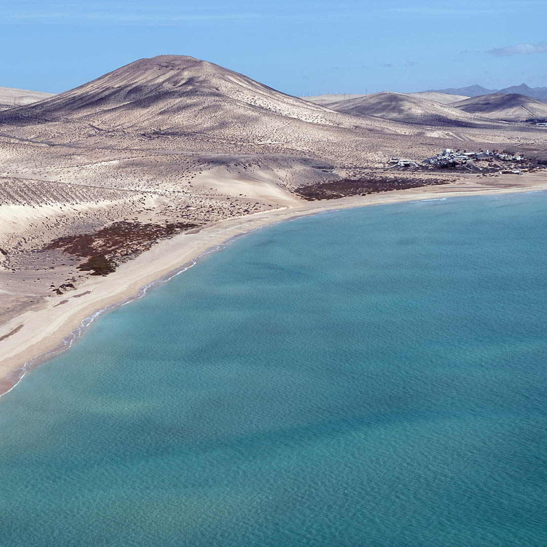 iFuerteventura's tweet image. 🇬🇧☀️ Natural jewels of #Fuerteventura ⤵️

📌 Playa del Águila Beach
📌 La Pared Beach
📌 Jandia Beach

🏖️ Broaden your horizons by spilling your sight on our beaches, #openallyearround.

#visitfuerteventura #fuerteventuraopenallyearround #canaryislands #beautifuldestinations
