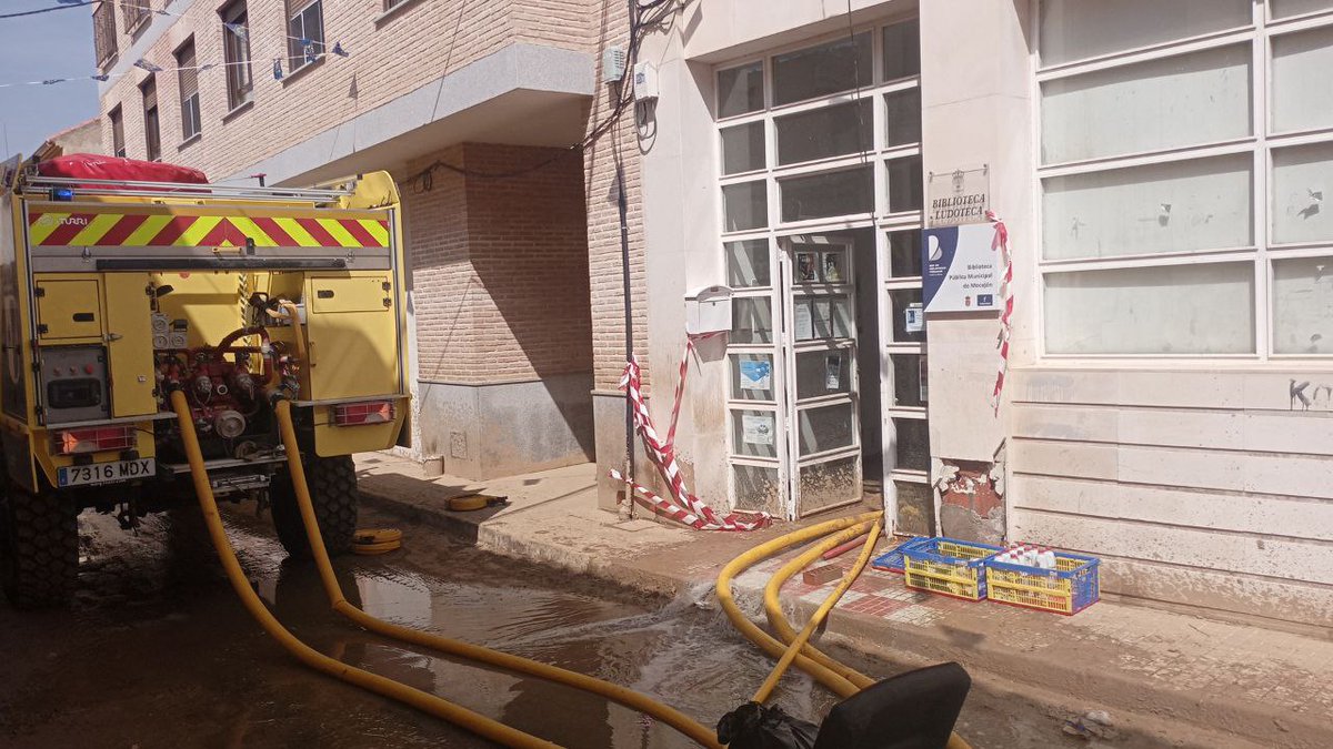 Plan_INFOCAM's tweet photo. Continuamos con las labores de achique y limpieza en municipios de #Toledo, #Cuenca y #CiudadReal tras la #DANA en colaboración con otros cuerpos de emergencias de #CLM
 
📸#BBFF y #AAMM de @Plan_INFOCAM de @gobjccm en #Yunclillos, #Mocejón  y #CasarrubiosdelMonte https://t.co/rsQ8hrjoPL