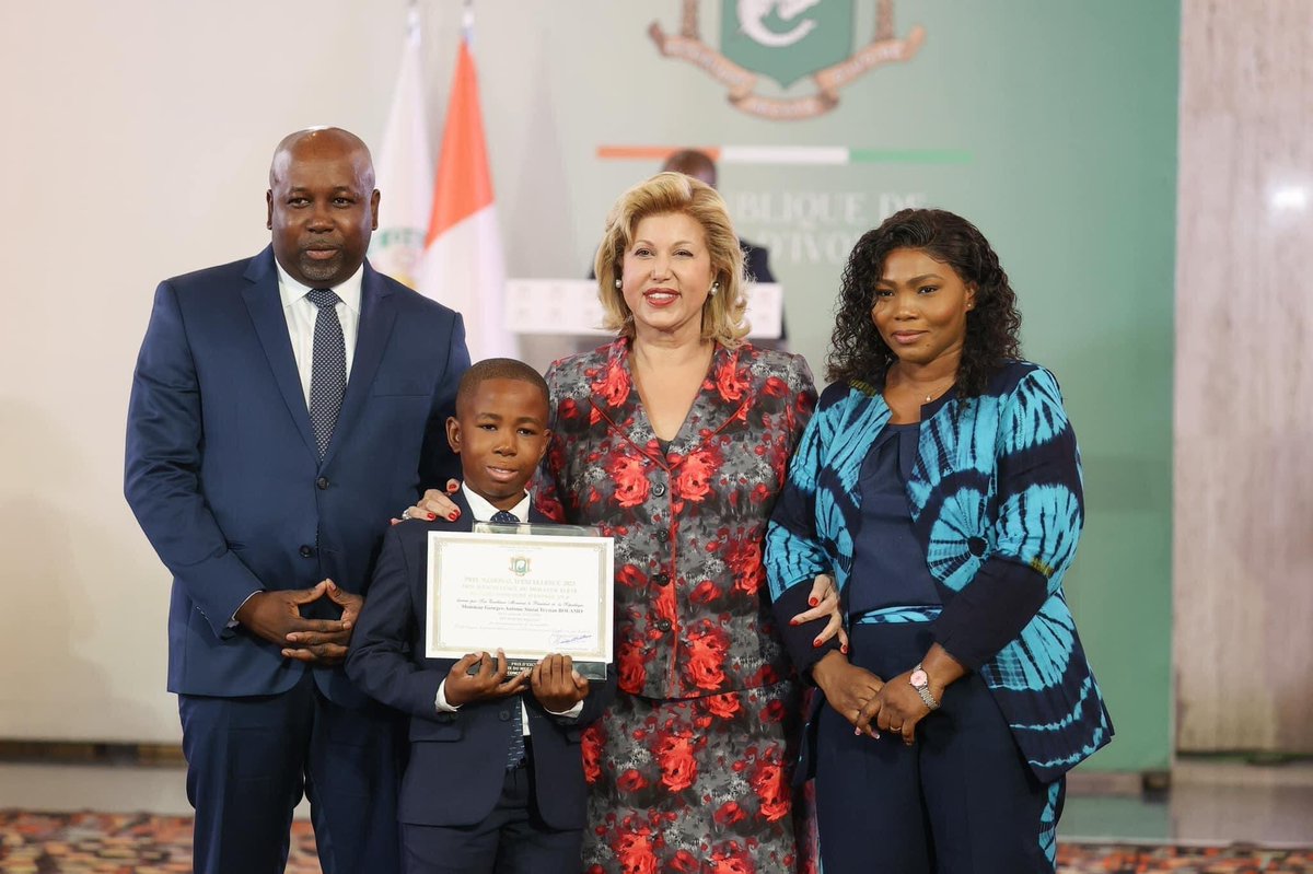 luca_varan's tweet photo. 19/20 de moyenne . Il est le meilleur élève de Côte d’Ivoire 🇨🇮 au CEPE 2023.

Il repart avec un trophée 🏆, un tableau d’honneur et une enveloppe de 10 millions fcfa pour le Prix d’excellence 2023 . https://t.co/vdC29cWjjq