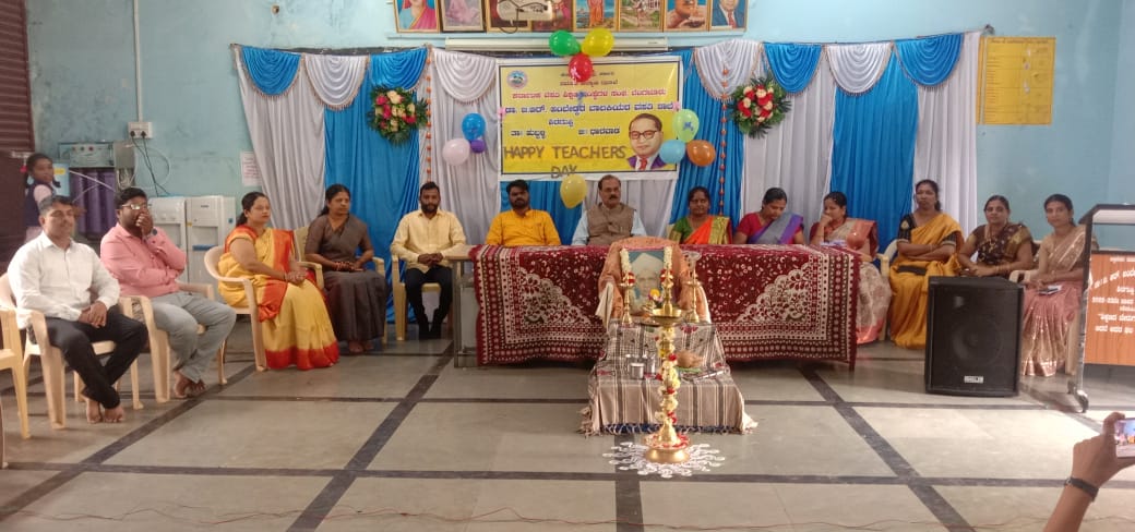 Dbrars795's tweet photo. Teacher's Day Celebration at our school #DBRARS Shiraguppi 795
@Captain_Mani72 @SWDGok @kreisemahithi 
#Karnataka_Kreis_Schools https://t.co/mhlziYKjTl