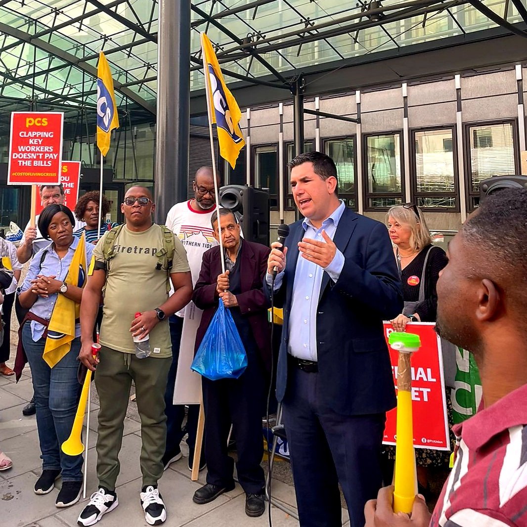 This morning I was proud to support outsourced @pcs_union security guards, cleaners and support staff taking strike action in response to disgraceful real terms pay cuts. They deserve fair pay and we need to end the scourge of outsourcing.