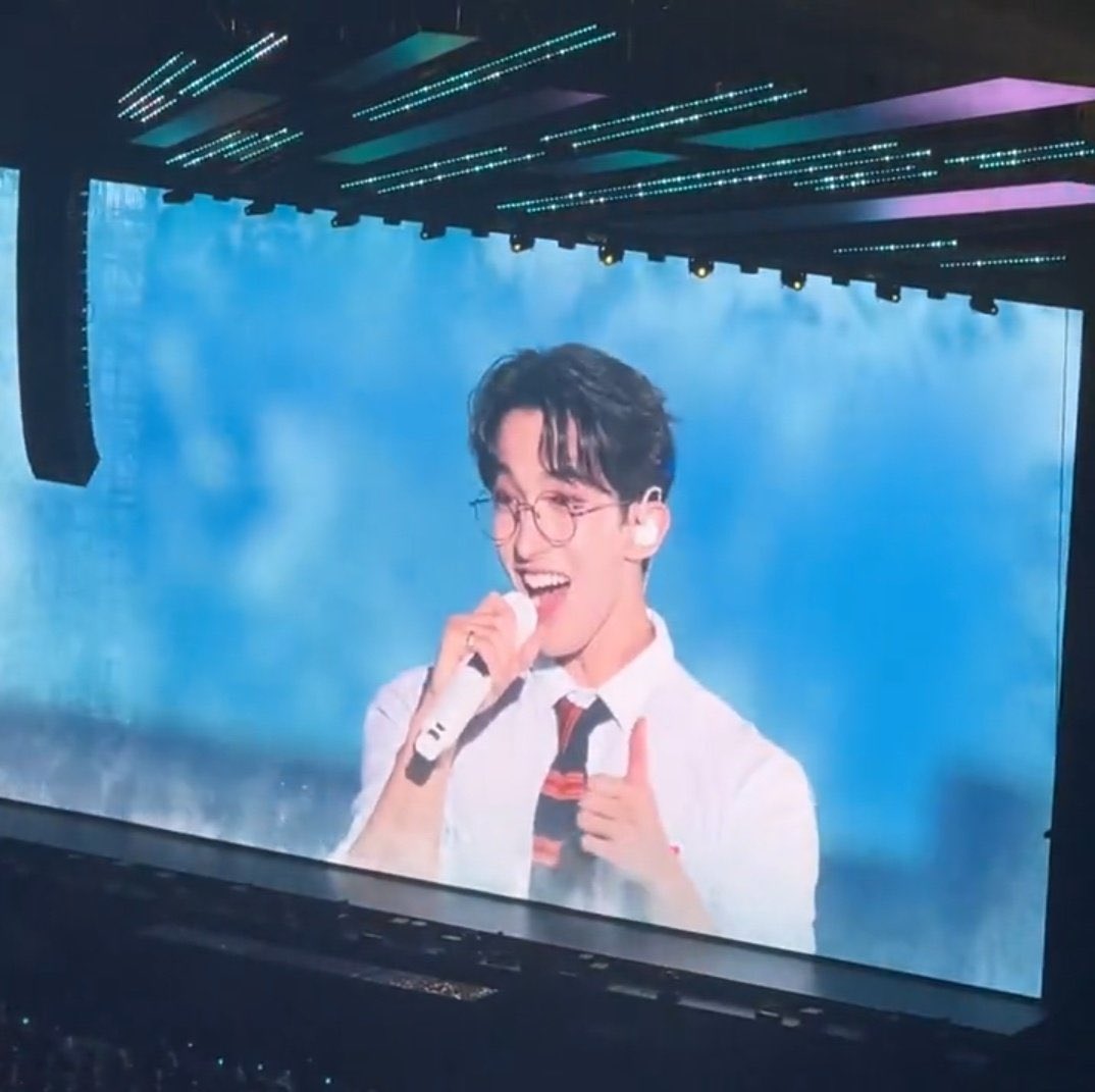 KyeomsBaekery's tweet photo. Dokyeom took off his jacket😭😭😭 He looks so damn beautiful in that white shirt and glasses I’m gonna cry😭😭😭 https://t.co/T7AjiVzPuo