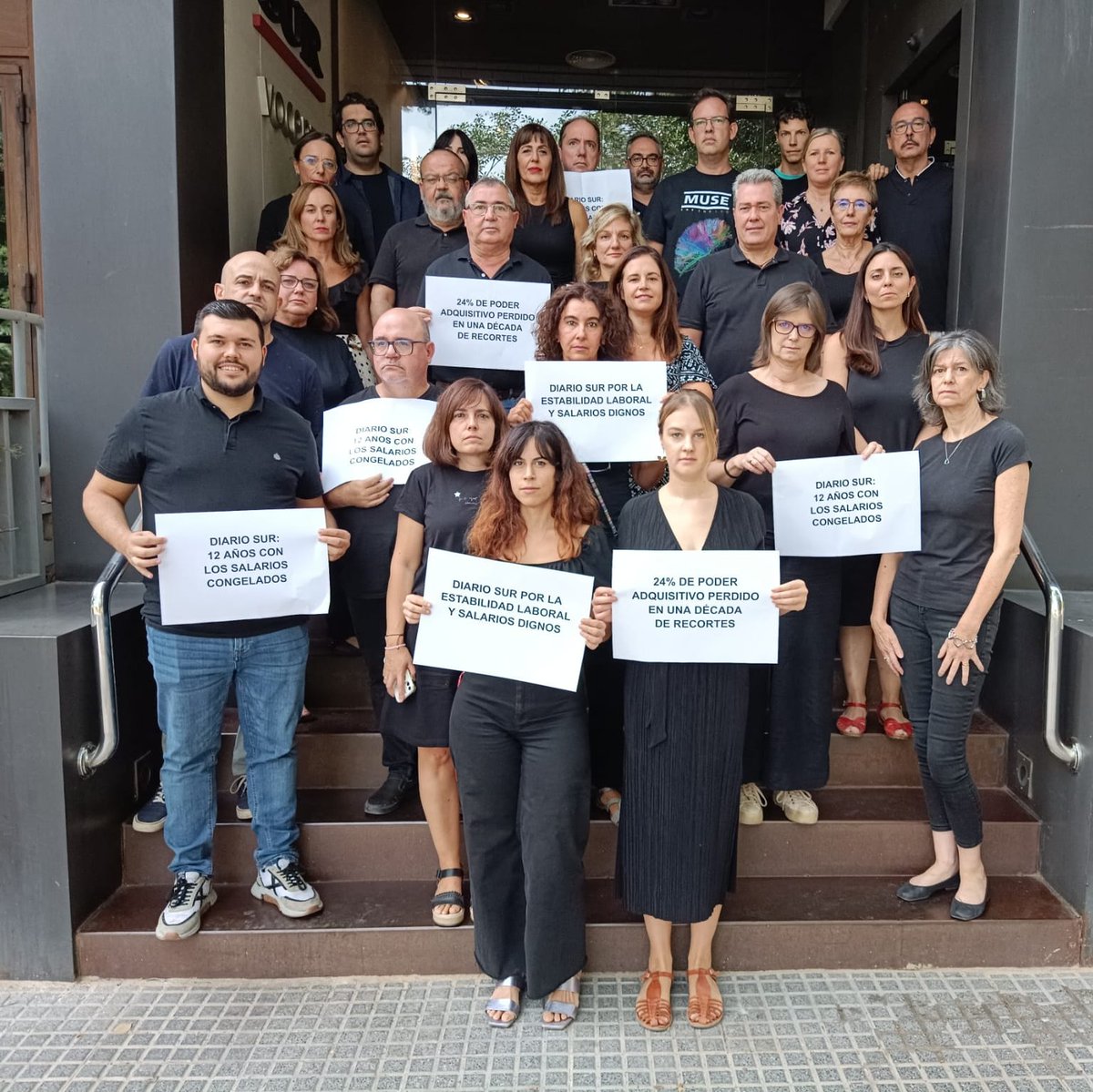 Comité SUR (@comitesur) on Twitter photo 📅 ES #MIÉRCOLESNEGRO ⚫
✊ Es septiembre y continúa la foto de la vergüenza. <a href="/DiarioSUR/">SUR. El periódico de Málaga</a> sigue haciendo oídos sordos a la justa demanda de una mejora salarial tras 12 años de sacrificio.
📣 ¡Por la estabilidad laboral! ¡Por salarios dignos! ¡Por un #periodismodigno! 📅 ES #MIÉRCOLESNEGRO ⚫
✊ Es septiembre y continúa la foto de la vergüenza. <a href="/DiarioSUR/">SUR. El periódico de Málaga</a> sigue haciendo oídos sordos a la justa demanda de una mejora salarial tras 12 años de sacrificio.
📣 ¡Por la estabilidad laboral! ¡Por salarios dignos! ¡Por un #periodismodigno!