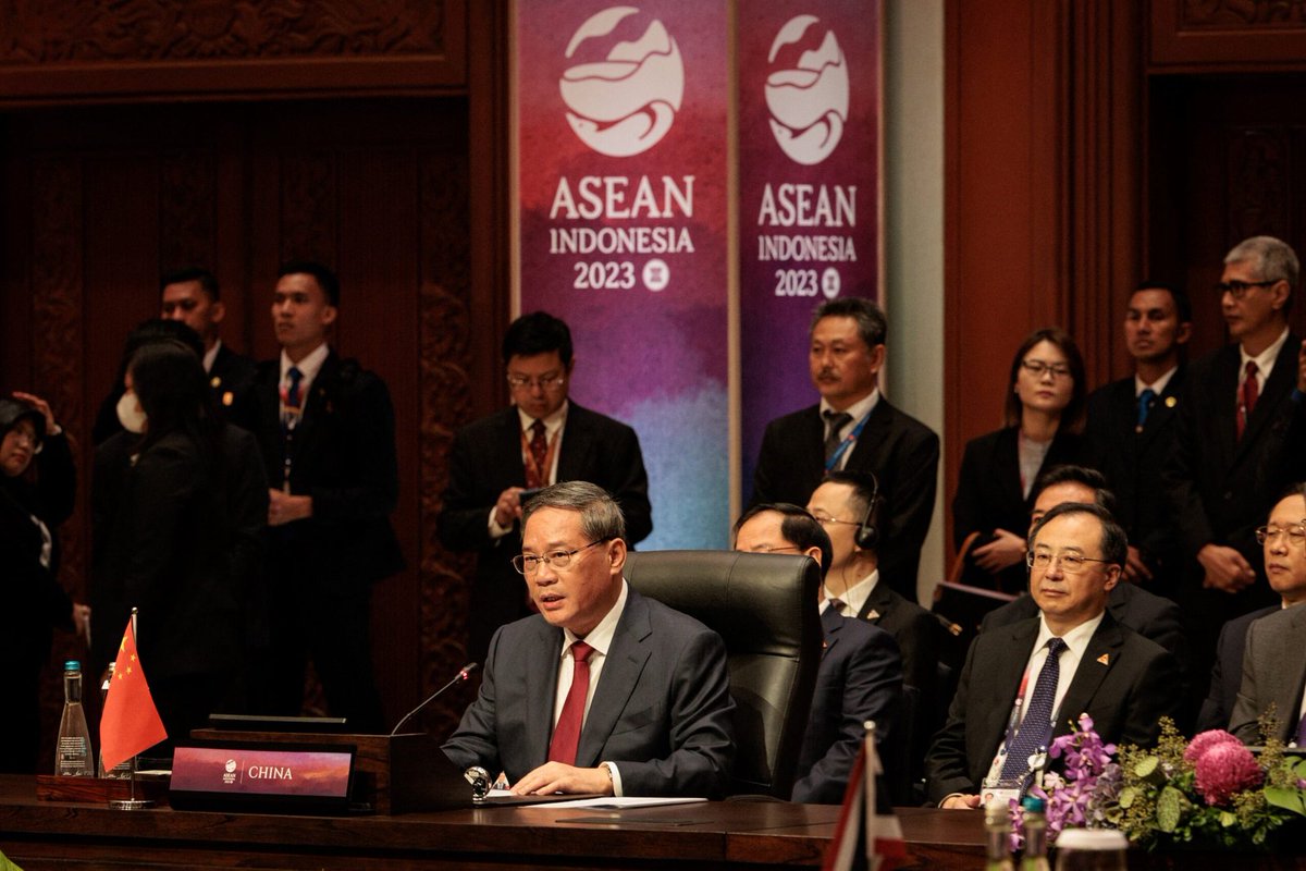 China's Premier Li Qiang has called for major powers to resist the emergence of a new Cold War, with indirect reference to the...
#ASEANUnity #DiplomacyOverWar #EastMeetsWestSummit #NoToNewColdWar #PeaceNotConflict

mirecalemoments.com/china-warns-ag…