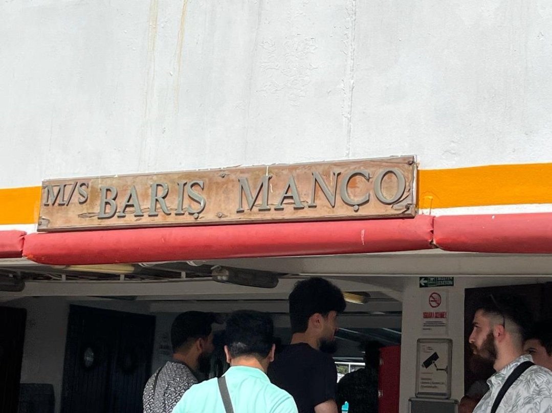 Saat 14.00 Kabataş, Adalar  Barış Manço vapurundayız kirli koltuğu silmek için büfeden peçete rica ettik. " PEÇETELER SAYILI VEREMEYİZ " Cevabı aldık ne kadar tutumlusunuz?<a href="/sehir_hatlari/">Şehir Hatları AŞ</a>