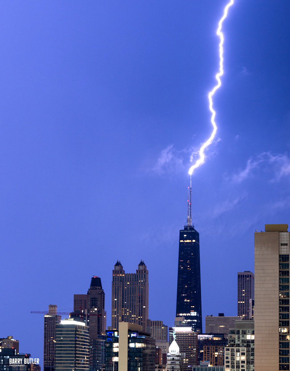 Hancock Hit at 545am this morning in Chicago. #lightning #chicago #news #ilwx #storm #ilwx