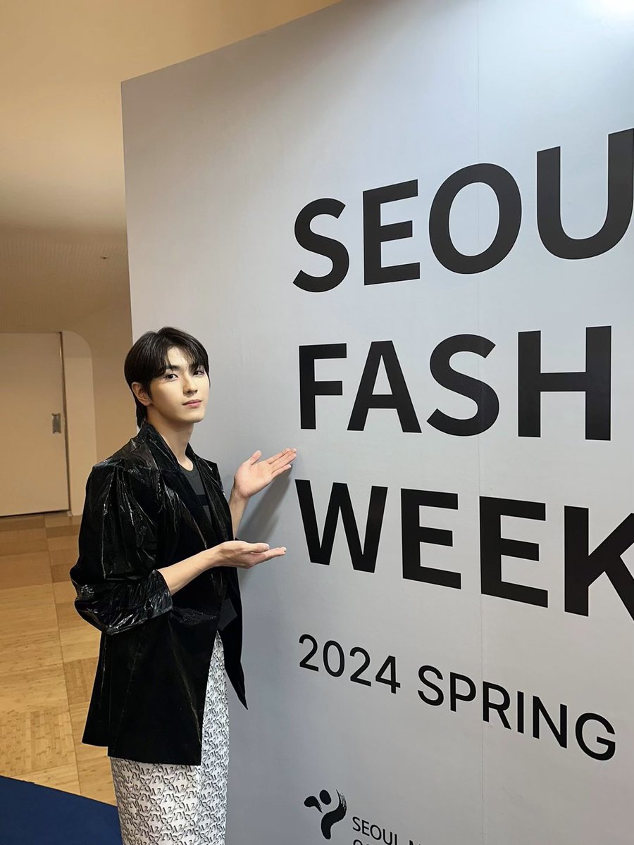 Cix_Egypt's tweet photo. @CIX_twt 「23.09.06 || تحديث يونغهى عبر التويتر」

استمتعت كثيراً :)🖤

#CIX #FIX #용희 #김용희 #서울패션위크 #SeoulFashionWeek #SFW
https://t.co/qIwcM7vWOM