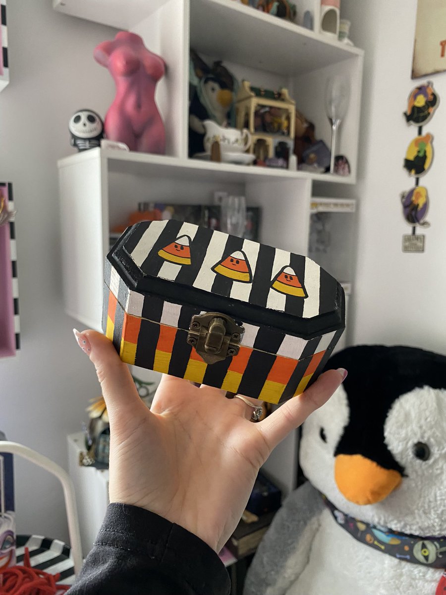 artgremlinillu1's tweet image. Okay y’all I haven’t made a sale in over a month and my weddings coming up quickly!! Soooo let’s home some art!!