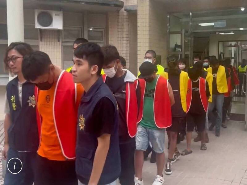 senjatanuklir's tweet photo. Hari sabtu lalu, seorang WNI berusia 34 tahun meninggal karena ditikam di depan stasiun kereta kota Changhua, Taiwan.

Kepolisian setempat menangkap 29 orang Indonesia di Taiwan yg diduga terlibat tawuran antar perguruan silat, 15 dijadikan tersangka. https://t.co/ya2w7mpcao