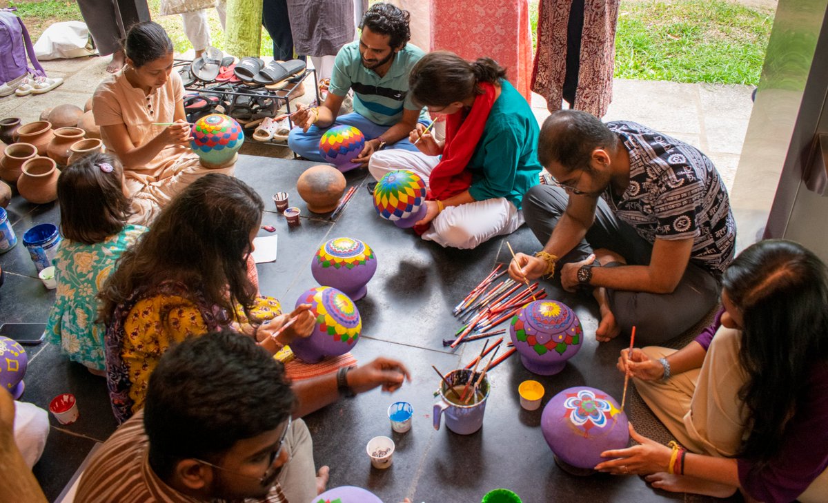 ishafoundation's tweet photo. Volunteers at Isha Yoga Center prepare for Krishna Janmashtami celebrations that are sure to be an explosion of exuberance and joy!

#Krishna #Janmashtami https://t.co/rFTkdBuMIQ