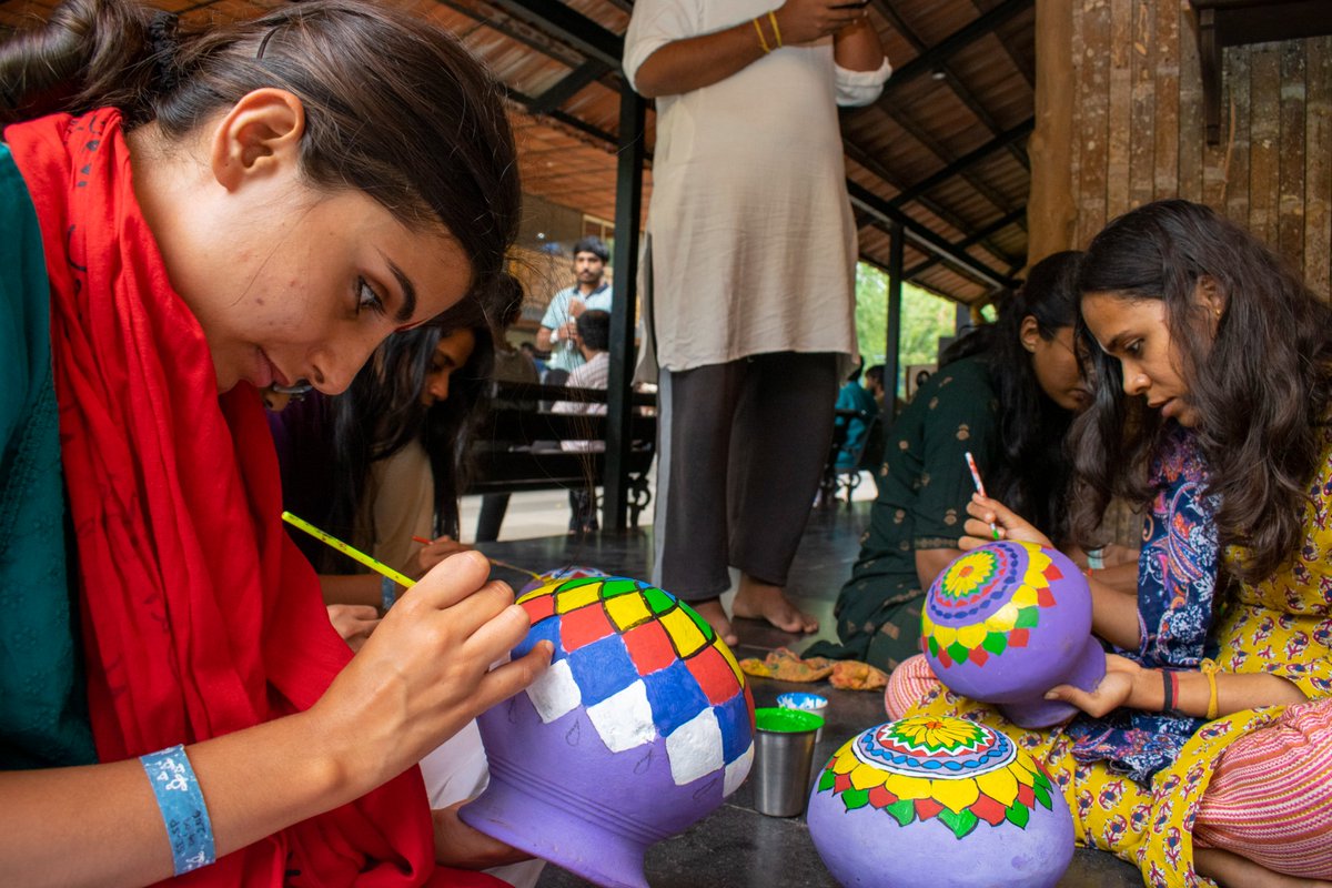 ishafoundation's tweet photo. Volunteers at Isha Yoga Center prepare for Krishna Janmashtami celebrations that are sure to be an explosion of exuberance and joy!

#Krishna #Janmashtami https://t.co/rFTkdBuMIQ