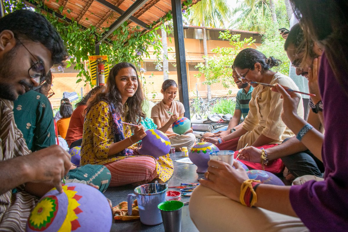 ishafoundation's tweet photo. Volunteers at Isha Yoga Center prepare for Krishna Janmashtami celebrations that are sure to be an explosion of exuberance and joy!

#Krishna #Janmashtami https://t.co/rFTkdBuMIQ