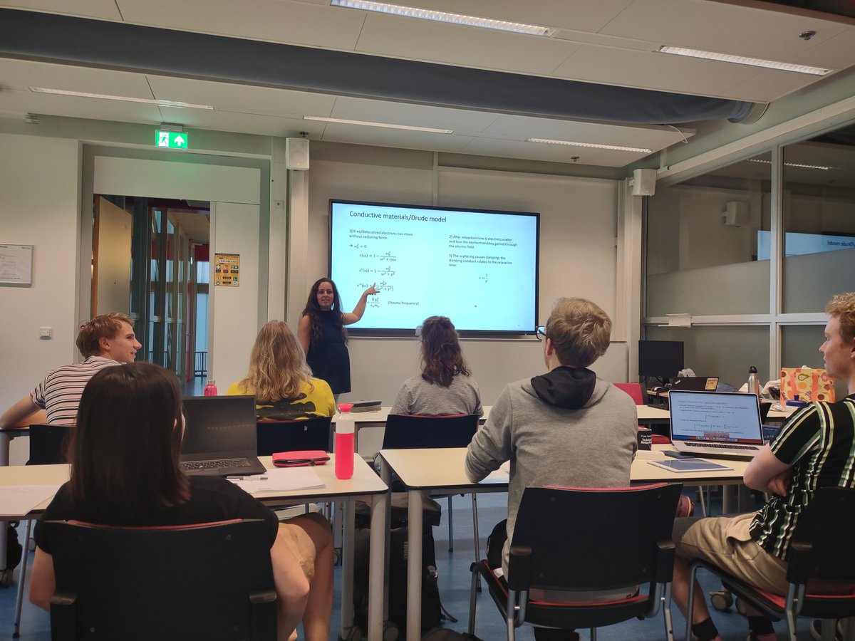 Gave a piece of #silicon to the students, they gave it back as sand. Jk, really enjoyed the lecture today, teaching dispersion, the optical behavior of different materials and the relation to electronic properties. <a href="/UTwente/">University of Twente (inactive)</a> #STEMeducation #WomenInSTEM #pregnant