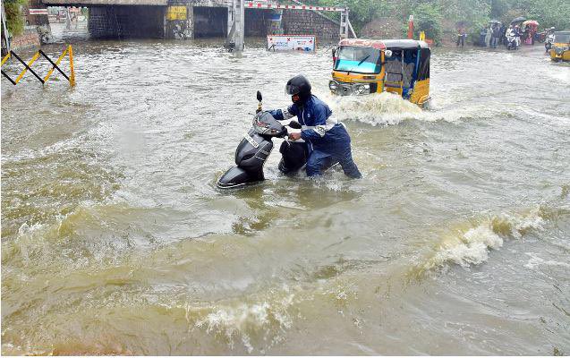 revanth_anumula's tweet photo. మీ ఆస్తులు…దోస్తుల అంతస్తులు…
అద్దాల మేడలు కొలువై ఉన్న ప్రాంతం కాదు కేటీఆర్…హైదరాబాద్ గల్లీలు, సామాన్యుడు బతికే కాలనీలు, పేదవాడు ఉండే ప్రాంతాలు క’న్నీటి’లో కొట్టుకుపోతున్నాయి… 

ఈ వాస్తవాలు X (ట్విట్టర్) లో పెట్టే దమ్ముందా…
#Dramarao #ByeByeKCR https://t.co/ImLZm5w0AU