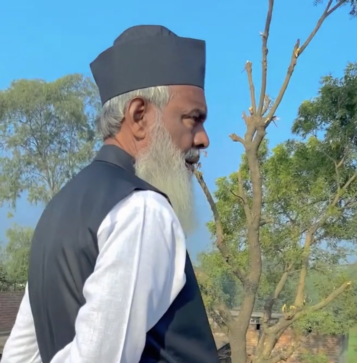 हाफ़िज यूनुस साहब मेम्बर हिमाचल वक़्फ़ बोर्ड व इमाम मस्जिद सोलन का आज दोपहर 12 बजे इंतिकाल हो गया                                                                                                                                     हमारे खानदान के लिये ये एक बड़ा हादसा है 🥲🥲🥲