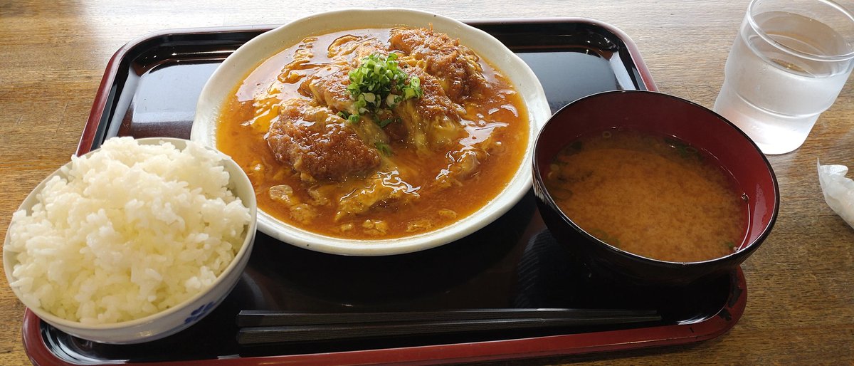 お昼はめんふぁん食堂鳥取店さんでした😊
カツ丼〜とも思ったけど、定食な気分。かつとじ定食にしよう🤤え、これで700円でええんですか！コスパすごいんですけどー😲
Twitter見てまーすとお伝えだけした😉
#めんふぁん食堂鳥取店