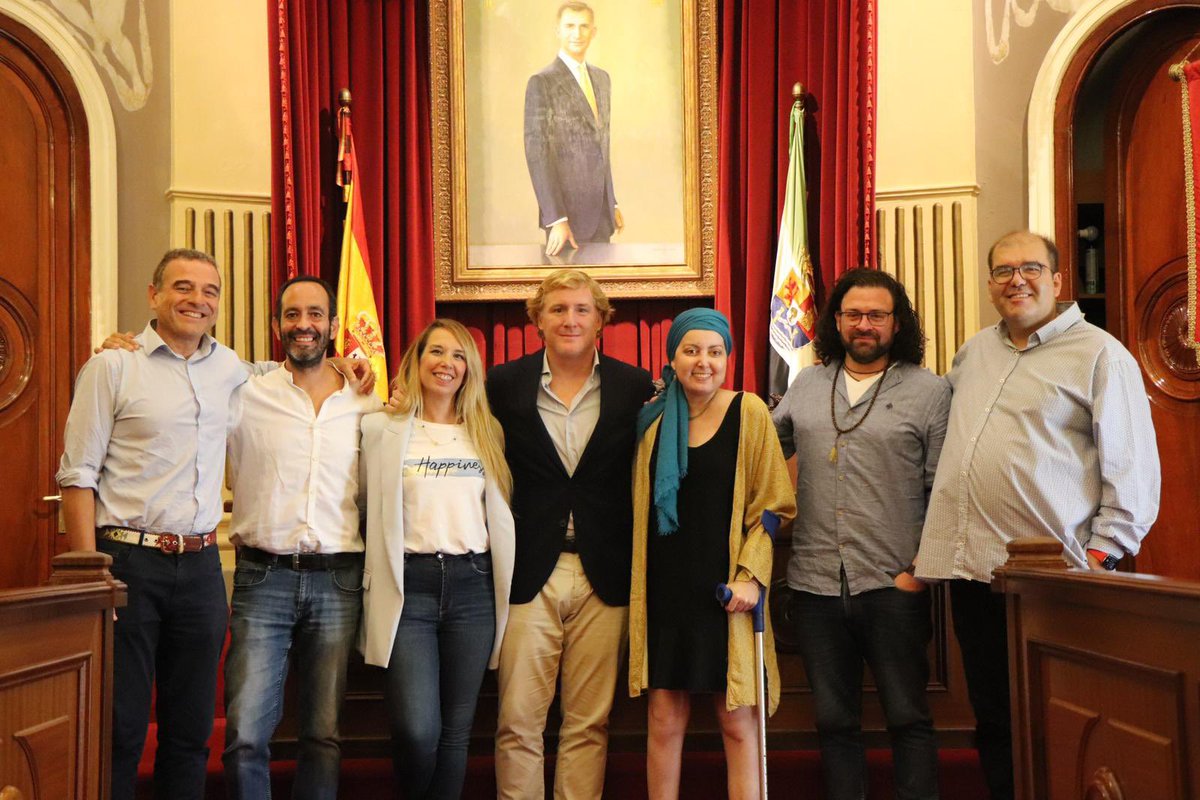 aytodebadajoz's tweet photo. 🎞️ El equipo del documental 'Death Café: La música de tu vida' ha sido recibido por el alcalde de #Badajoz, Ignacio Gragera, en el Ayuntamiento.

🗣️ Sus protagonistas, Raquel Godoy y Laura Martín, han compartido sus impresiones junto al resto del equipo. https://t.co/MgIzmLGrzW
