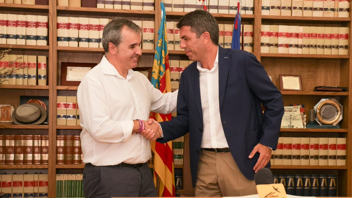 🏫👥 @carlos_mazon_ visita <a href="/aytoaspe/">Ayuntamiento de Aspe</a> y se reúne con la corporación municipal

✍📖 Ha firmado en el libro de honor del ayuntamiento