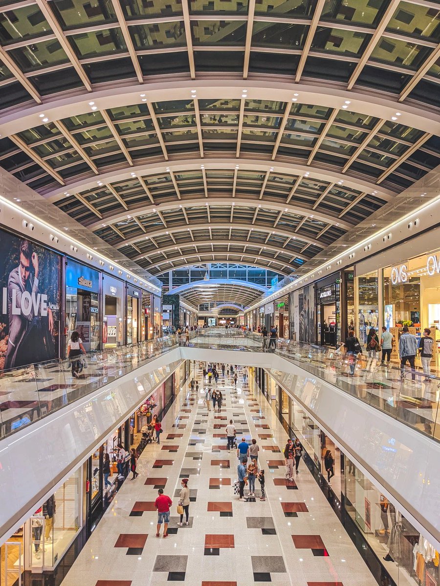Kilómetros? Kilómetros haces recorriéndote el Nevada shopping 
#granadaciudaderasmus