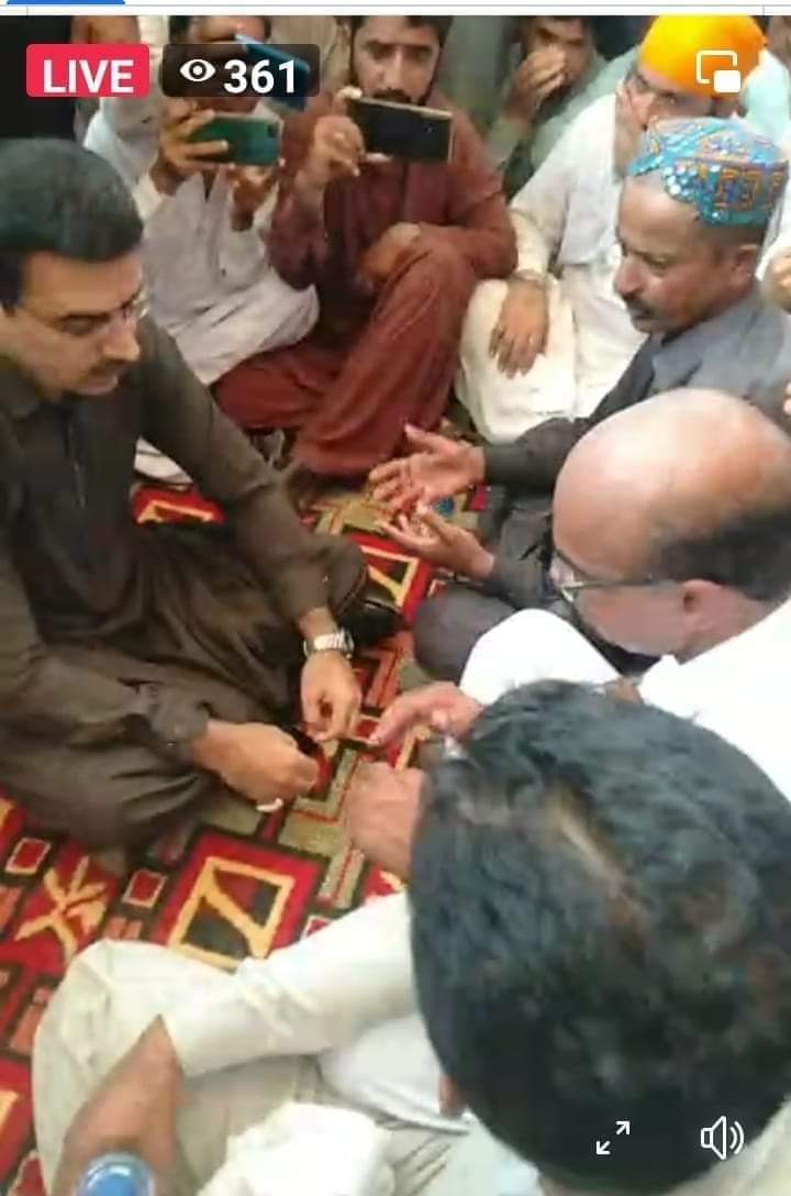 KhalidGajani32's tweet photo. مايوسي، پٽڪو، ميعار واري سياست مان نڪرو

اڄ سنڌ جي مختلف شهرن جيان ڪنڌڪوٽ ۾ هڪ ڀيرو ٻيهر  ڌرڻو هڻي ڇڏيو هڪ ڪلاڪ ڳالھ ٻوله کان پوءِ به ايس ايس پي امجد شيخ خالي هٿين موٽي ويو، اڳواڻن سمورن مغوين جي بازيابي تائين احتجاج جاري رکڻ جو اعلان ڪري ڇڏيو!
@imtiazchandyo
#KandhkotProtest https://t.co/UKGAGpKWAq