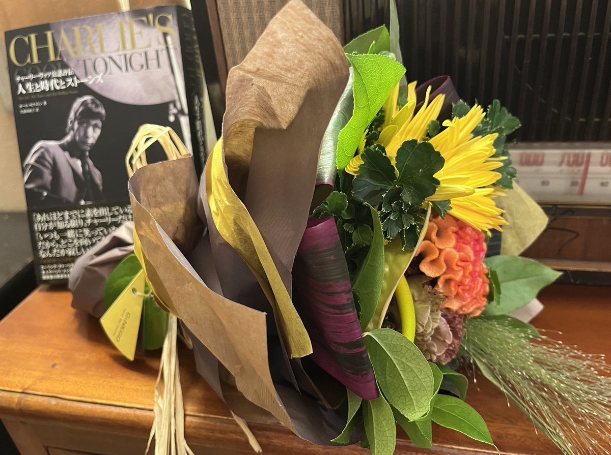 ykutsunakubota's tweet photo. 今日の打ち上げ(@シンコーミュージックの会議室)で、
デザイナーさんから、シャーリー・ワッツのお帽子のようなお花をいただきましたん💐
#Osami
#GiNKGO
#チャーリー・ワッツ公認評伝
#チャーリーズグットゥナイ https://t.co/FuEo0v1JLh