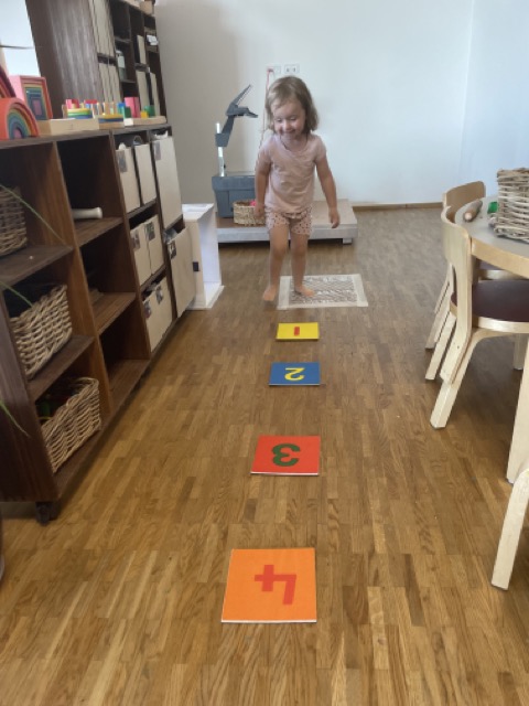 CISDK's tweet photo. Our youngest learners construct their understanding of the world around them by asking questions and reflecting on authentic life experiences. Here they are exploring the world through their senses, walking barefoot on a sensory path.
#earlyyears  #reggioemiliaapproach https://t.co/lB4RsgHjMP