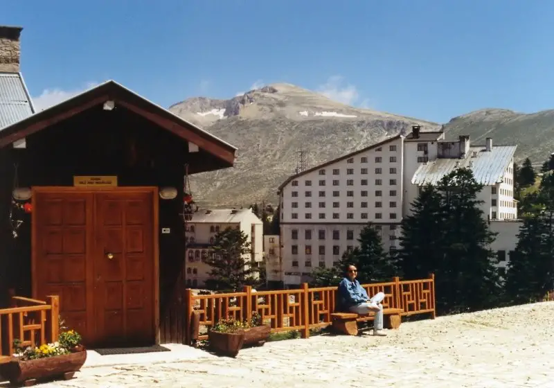 Uludağ  1996 Eylül  ayı..

geçen seneden kalma kar :) Yazdan kalma kar. Şimdi böyle birşey olması imkansıza yakın. 
 2002 lere kadar olan bölümde bu şekildeydi.

Artık bırak Eylülde böyle kar olmasını Temmuzda anca oluyor Ağustos başında dahi böyle kar asla olmuyor

Sıcaklardan