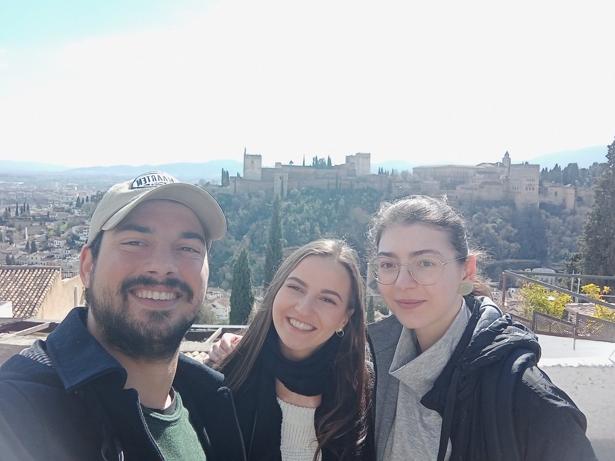 Alessia, María y yo, realizando su on-boarding como voluntarias europeas en Granada.
Quizás sea La Alhambra, erigida en la colina de la Sabika, un atractivo para cualquier persona que la visite, pero no será el unico por el que todo visitante deseará volver #GranadaCiudadErasmus