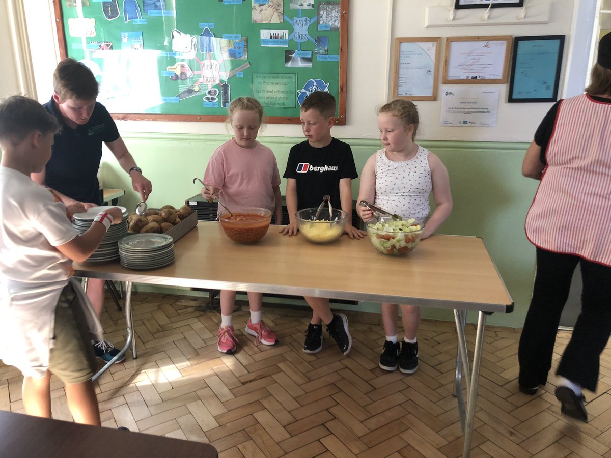 DosbarthE's tweet photo. Lunch time and our first volunteer servers are doing a great job 👏 @SychdynSchool https://t.co/1PxTvMd5fg
