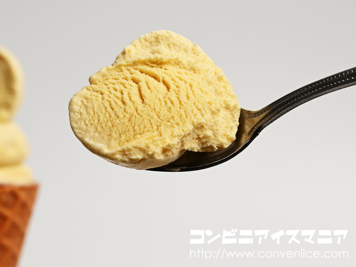 icemania's tweet photo. ただの「さつまいも味」じゃなく、「焼いも」特有の香ばしくて深～い味わいが楽しめる。九州産の紅はるかペーストを使って丁寧に仕立てた濃厚さつまいも（焼いも）アイスと、カリカリの香ばしいシュガーコーンの組み合わせはクセになるおいしさです。ファミリーマート数量限定！ロッテ『ワッフルコーン 紅はるか』🍠✨焼いもラバーは直ちにお近くのファミマに走ってください！🍠🍠🍠✨