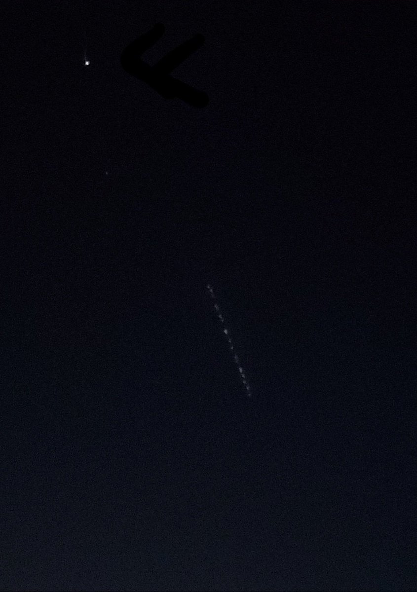 78Hhia's tweet photo. これは？何
星が左上に1つ
下の長いキラキラは、UFO?ドローン？ https://t.co/wNlaF7MsT7