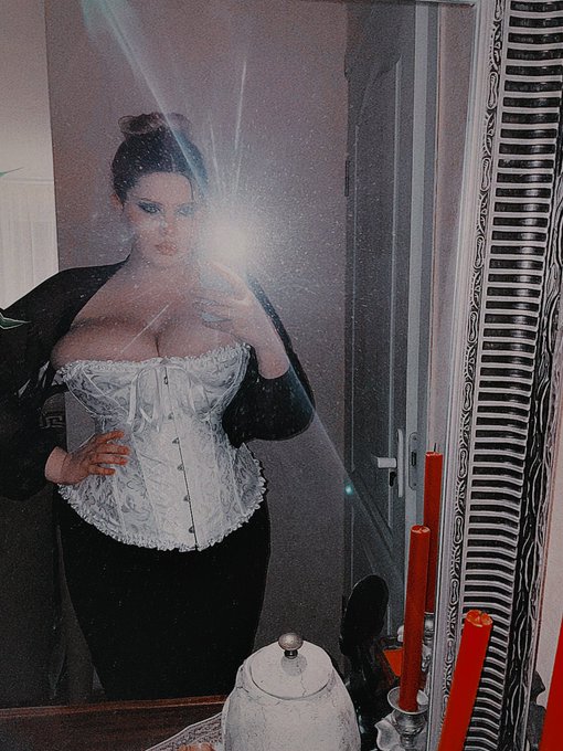 Do you like my outfit?? https://t.co/FLlqTHtjCL