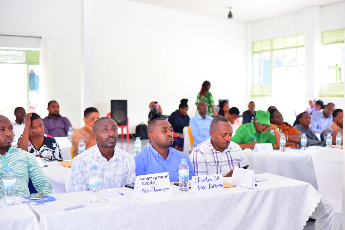 NyagatareDistr's tweet photo. Aya mahugurwa agamije kubaka ubudaheranwa, Ubumwe n’imibanire myiza by’abanyarwanda ndetse no kongera ubumenyi ku bijyanye n’ihungabana, ubuzima bwo mu mutwe barushaho kwakira neza  ababagana  (Trauma Informed Leadership). 2/3 https://t.co/u7JGAJFBgh